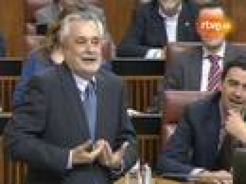 El presidente andaluz, José Antonio Griñán,  defiende a Zapatero diciendo que "el hecho de que él sea malo no convierte al PP en bueno".