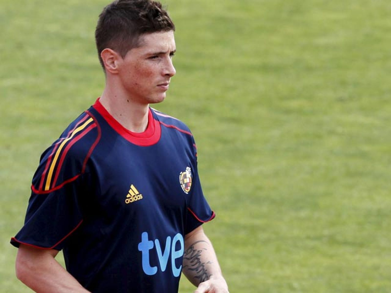 Ver entrenar al 9 de la 'Roja' con el resto de sus compañeros ha desatado la euforia de los aficionados presentes en el último entrenamiento en Las Rozas. En la rueda de prensa  se ha hablado del fichaje de Mourinho por el Madrid.