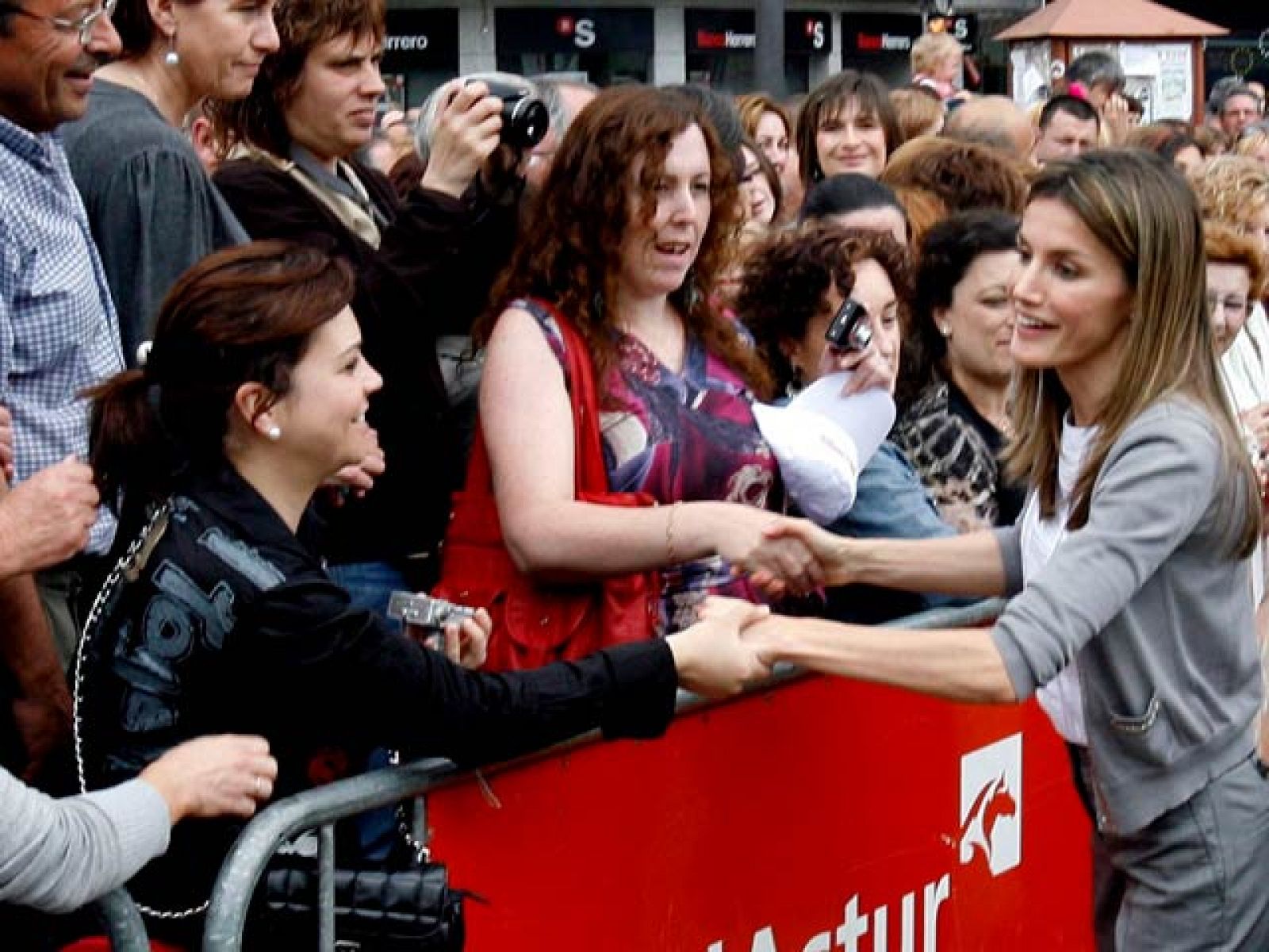 A la llegada al acto se ha interesado por la situación de un grupo de trabajadores afectados por un ERE.