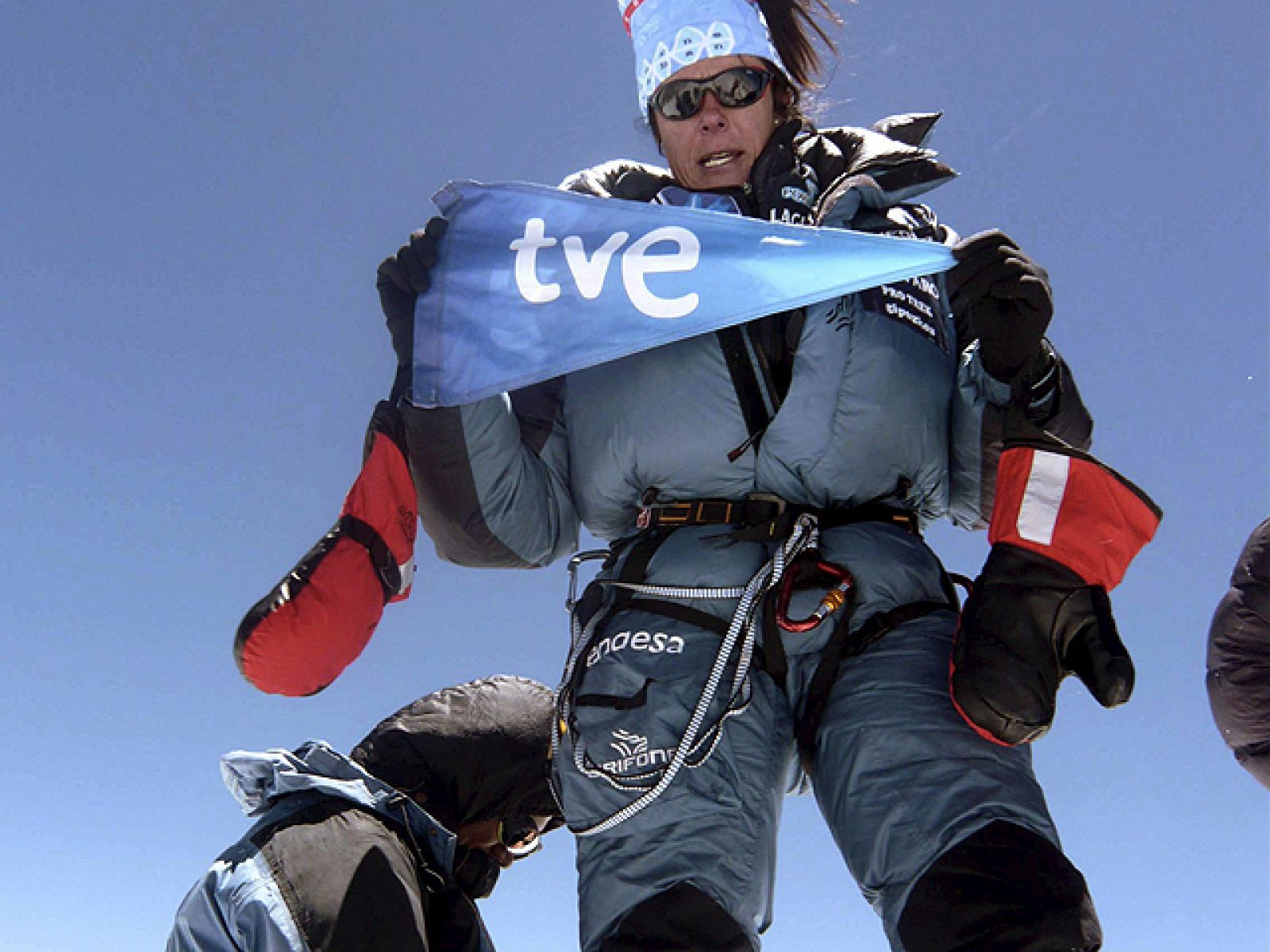 La primera española en hollar las 14 cimas más altas del mundo, Edurne Pasabán, ha estado en el TD2. La tolosarra ha querido agradecer el apoyo sin el cual no habría podido conseguir la gesta. "Como en otros ambitos, te ves obligada a dejar muchas c