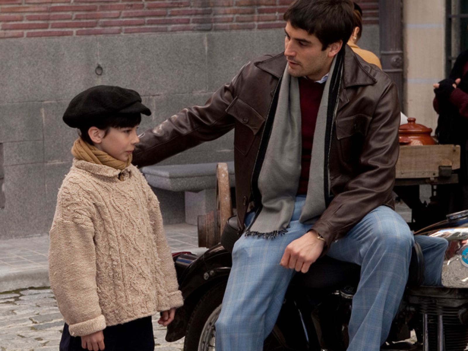 27/05/2010. Capítulo 187. 5T.- Alfonso murió creyendo que todos le odiaban, incluso él se odiaba. Héctor le culpó de la muerte del hijo que Teresa esperaba y Alfonso no se podía perdonar por haber causado ese dolor a su hermana. Cogió la moto que Ana le regaló y tuvo un accidente mortal. Quizás no fue un accidente del todo, si no más bien un suicidio por la culpabilidad que sentía.