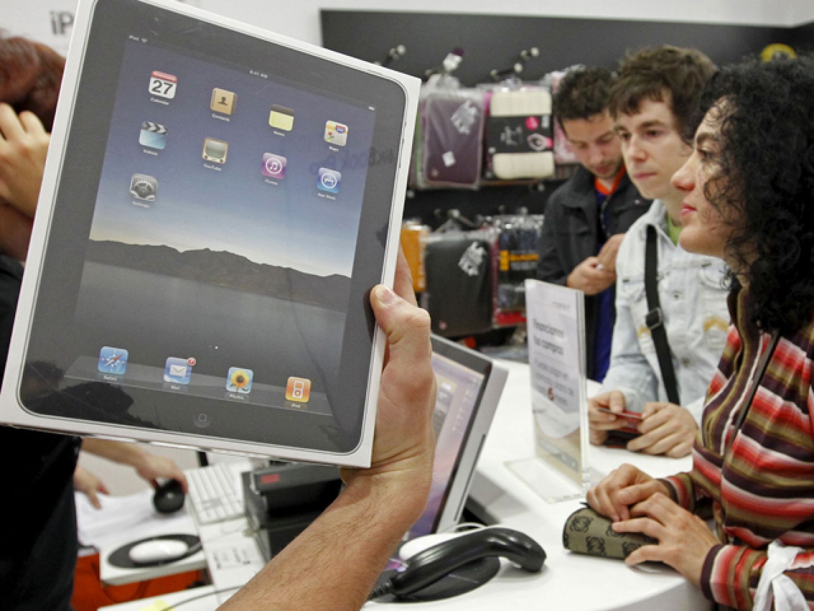 El iPad, el nuevo ordenador de mano de Apple, ya puede comprarse hoy en España