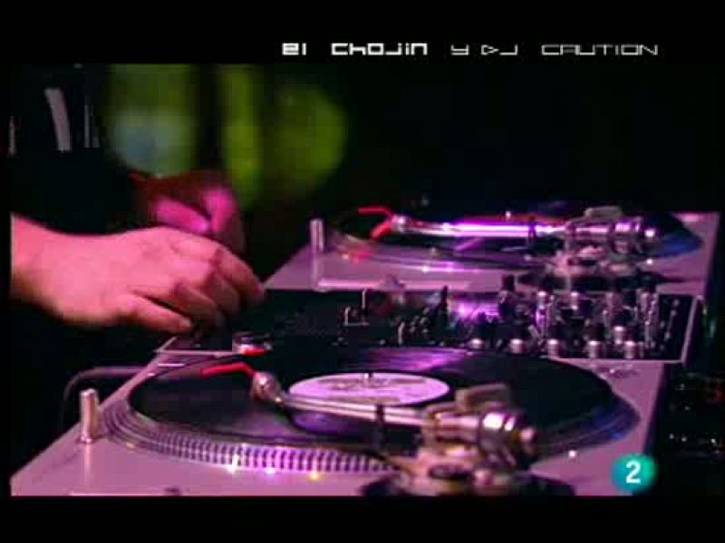 El Chojín, en La 2 Noticias: Vamos a contar cutradas, tralará. El rapero El Chojín hace su habitual resumen de las noticias de las semana en La 2 Noticias. 