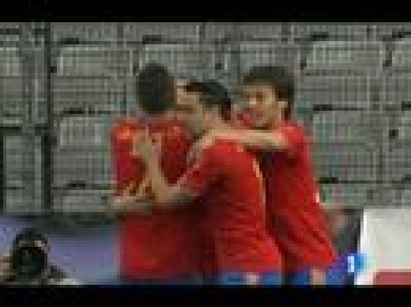 España empata el partido por medio de David Villa, con un centro de Andrés Iniesta que el asturiano cabeceó delante del portero.