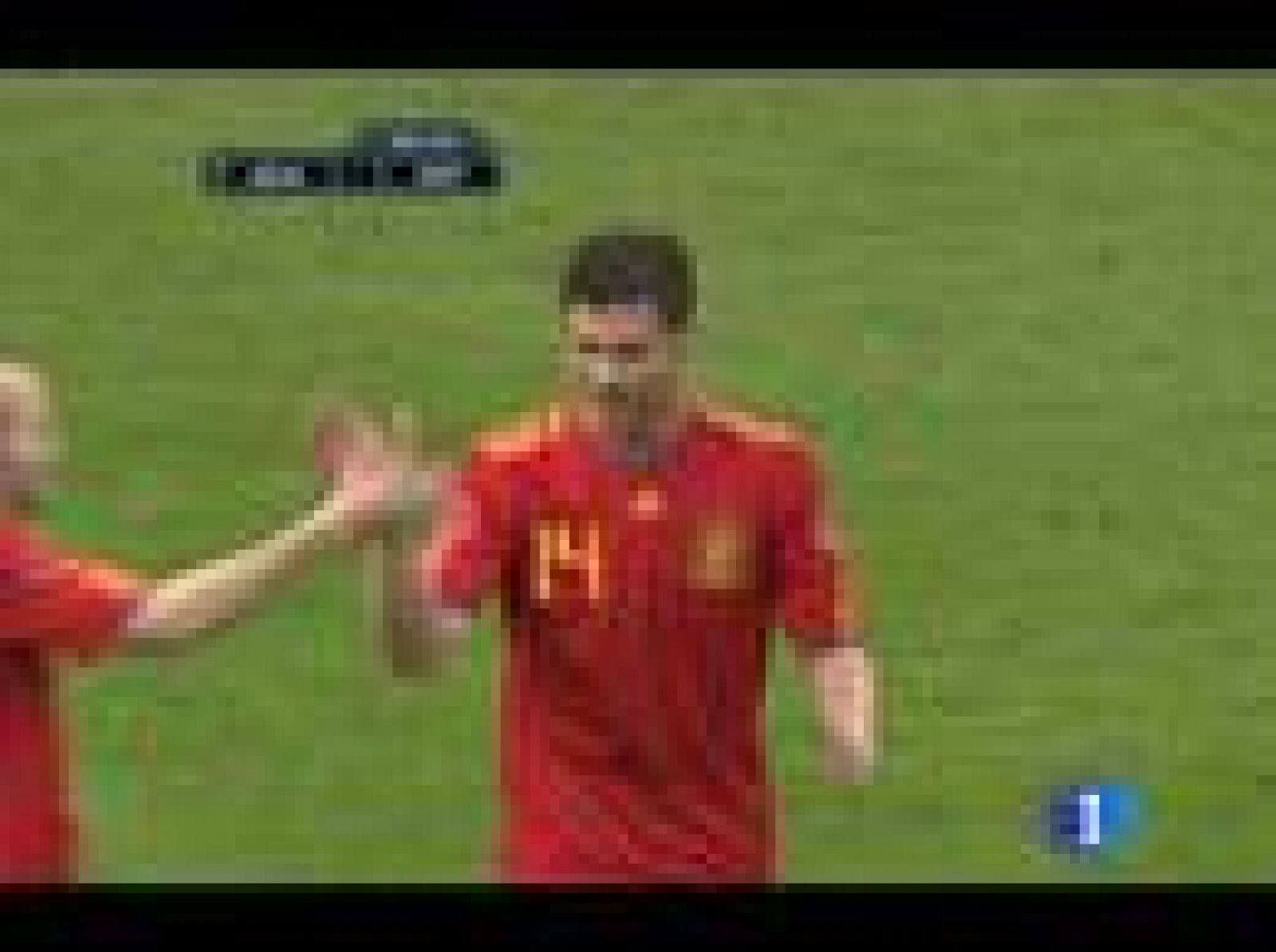 El centrocampista de la selección adelanta a España en el marcador con un disparo desde fuera del área.