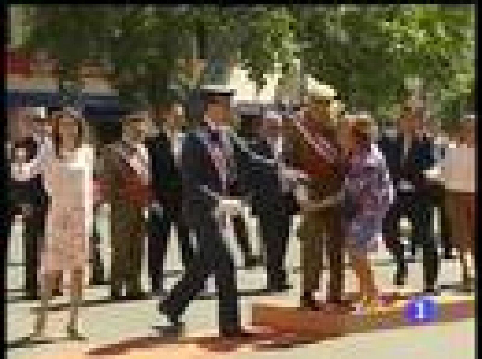 La Reina se ha tropezado al subir a la tarima en el Día de las Fuerzas Armadas.