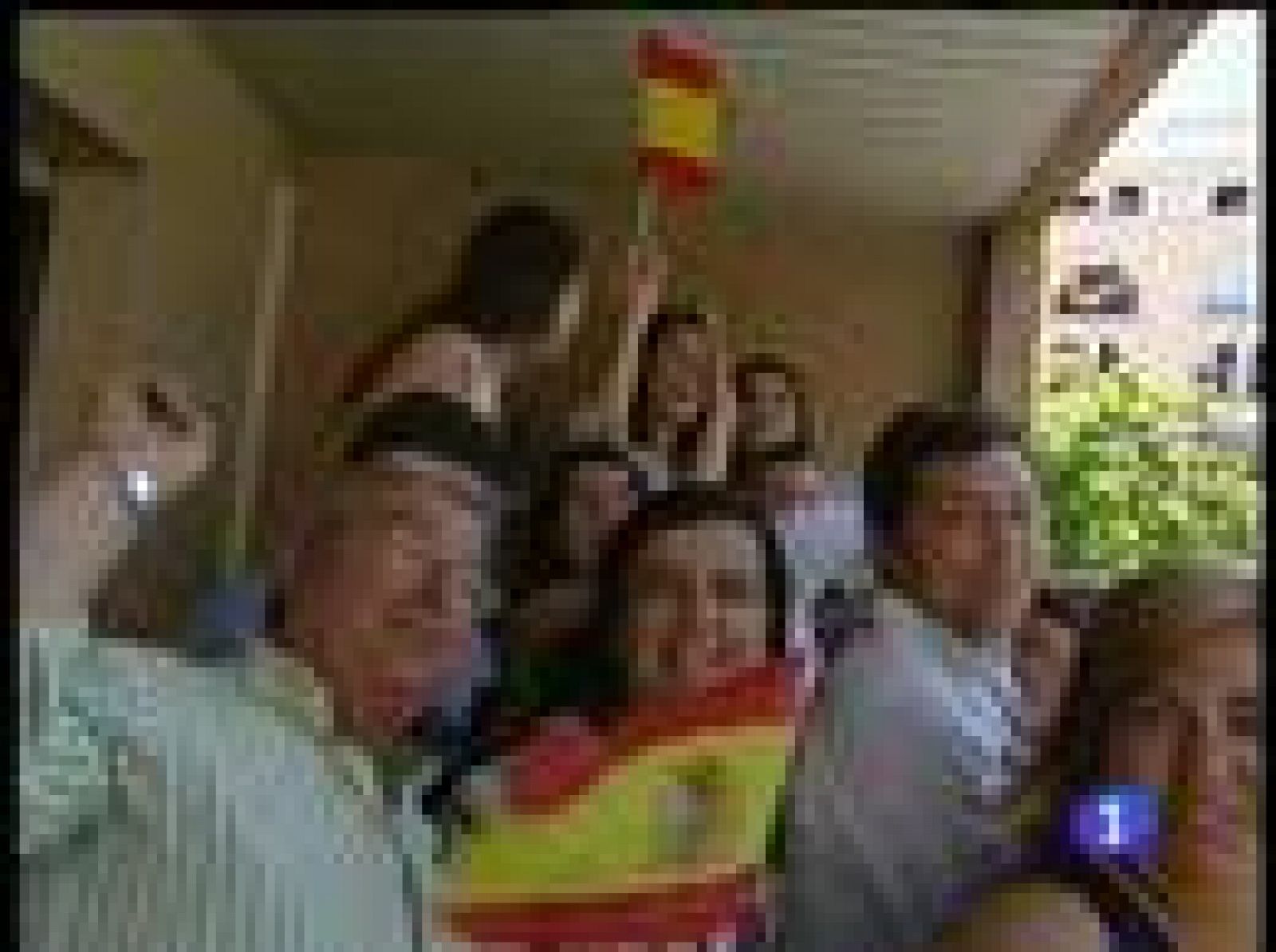 Miles de personas siguen el Día de las Fuerzas Armadas en Badajoz | Ver