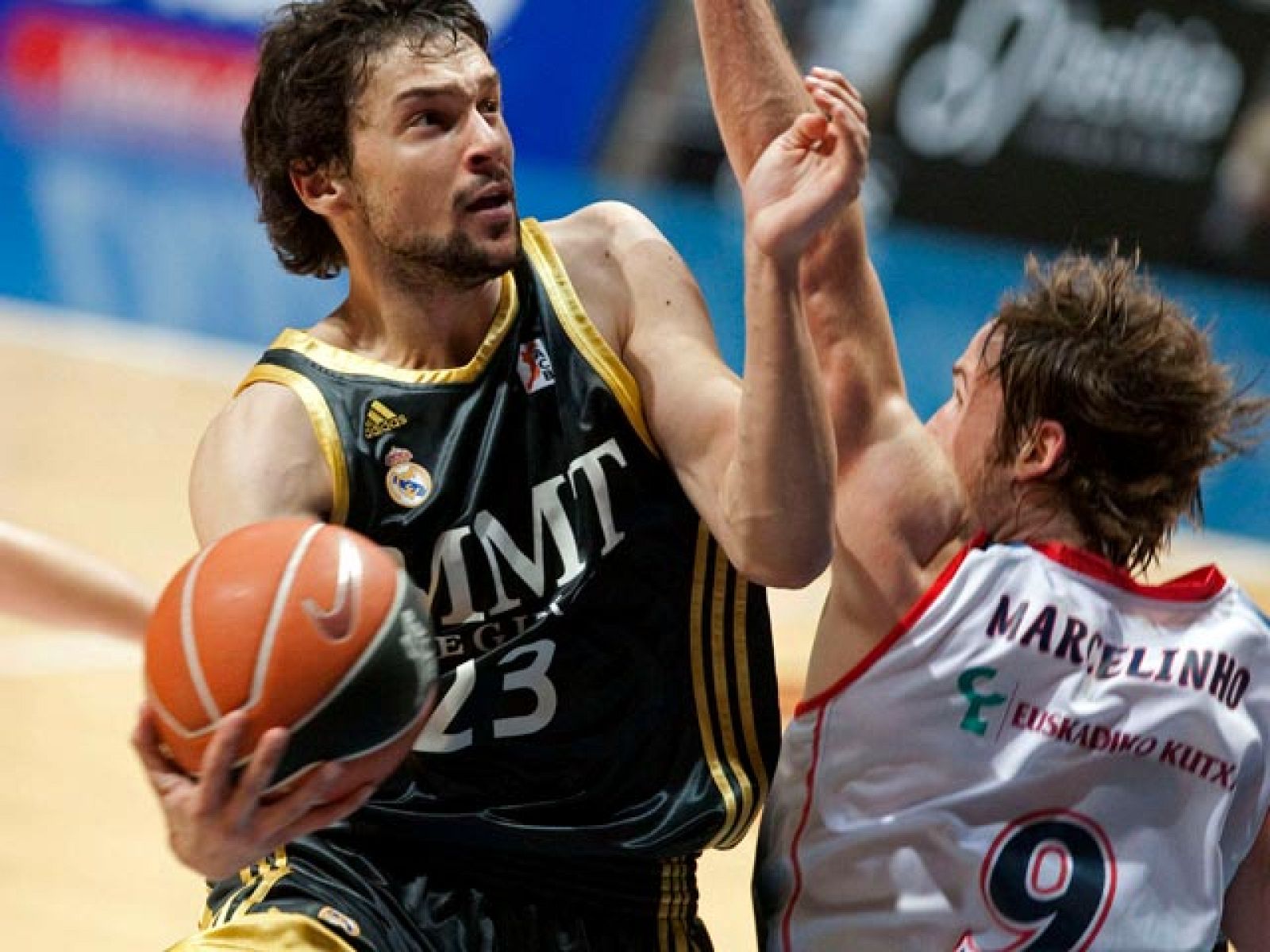 El Caja Laboral volvió a derrotar (85-80) al Real Madrid en el segundo partido de las semifinales de la ACB en un partido que tuvo que decidirse, como en el inaugural, por pequeños detalles después de una prórroga manejada a la perfección por los baskonistas. 