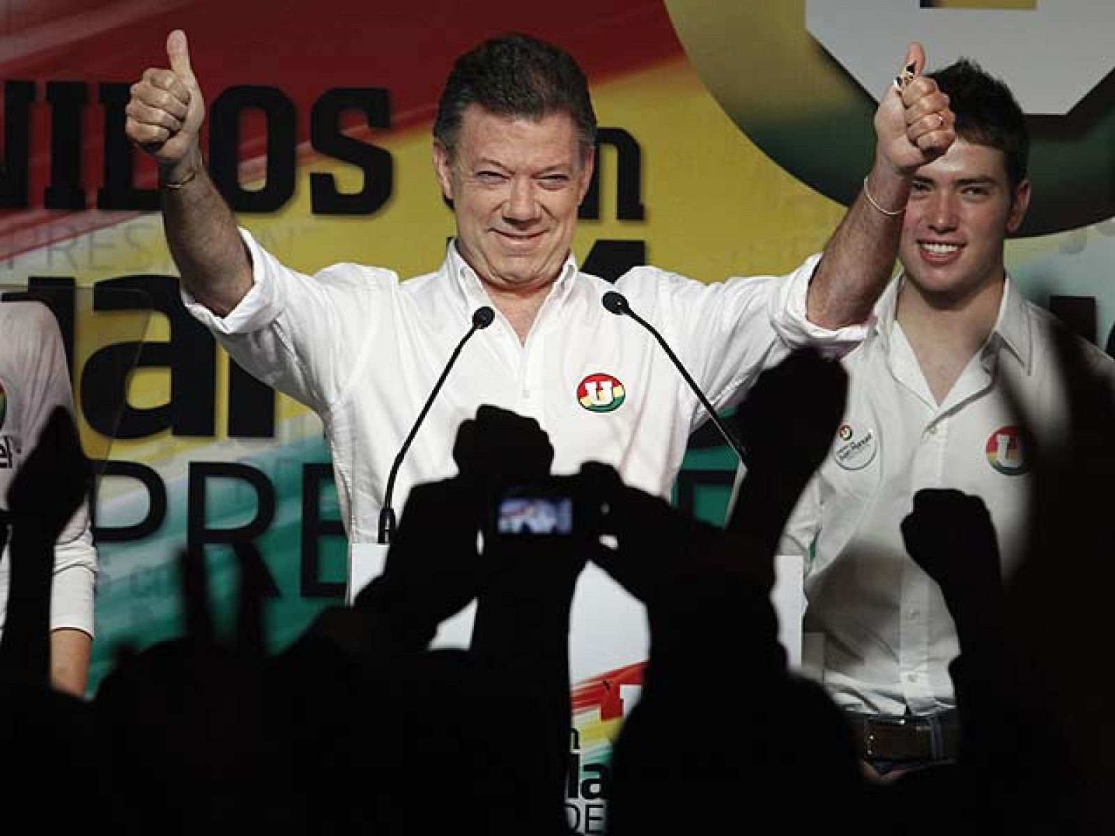 El candidato oficialista Juan Manuel Santos ha resultado el más votado en las elecciones celebradas este domingo en Colombia con el 46,57 %, de los votos, por lo que se disputará la presidencia en la segunda vuelta con el aspirante del Partido Verde, Antanas Mockus, que se ha quedado con el 21,48%.