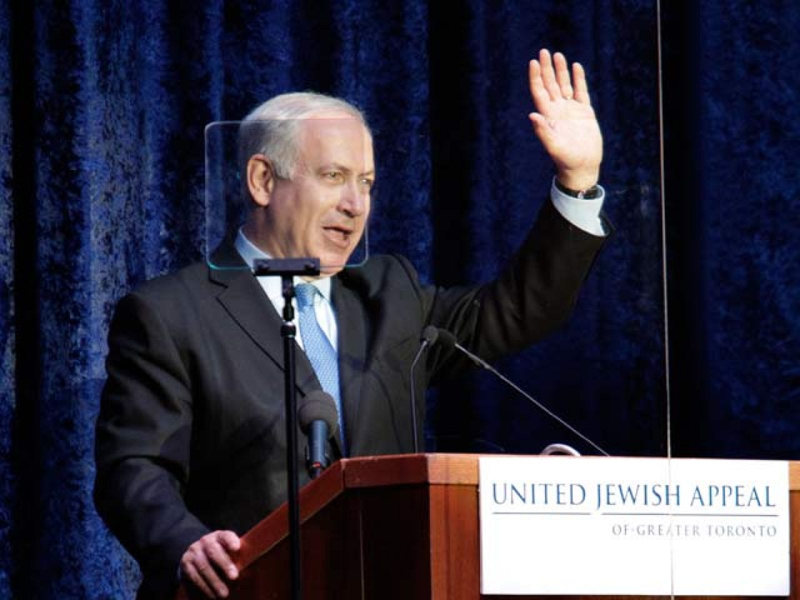 El corresponsal de TVE en Jerusalén, Óscar Mijallo, detalla la justificación israelí al asalto a la flotilla: los activistas llevaban armas y querían romper el bloqueo de Gaza, no llevar ayuda humanitaria.  