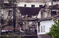 ETA atenta contra la casa cuartel de la Guardia Civil en Legutiano