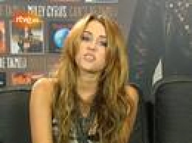 La cantante y actriz saluda a los usuarios de RTVE. "Hola, soy Miley Cyrus and I'll see you in Rock in Rio".