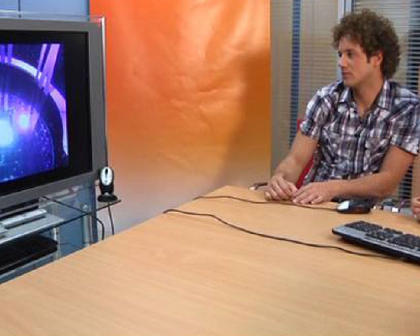 Apenas llegado de Oslo, Dani Diges visitó la redacción de rtve.es para responder las preguntas de los eurofans. Durante el encuentro, Dani repasó con Vicky Bolaños, la enviada especial a la final de Eurovisión 2010 de rtve.es, el momento en el que un espontáneo saltó al escenario a boicotear su actuación. El cantante dijo que esos instantes se le hicieron "eternos", y que al ver que alguien le quería "jorobar" el espectáculo tiró para adelante e intentó hacerlo todavía mejor.  