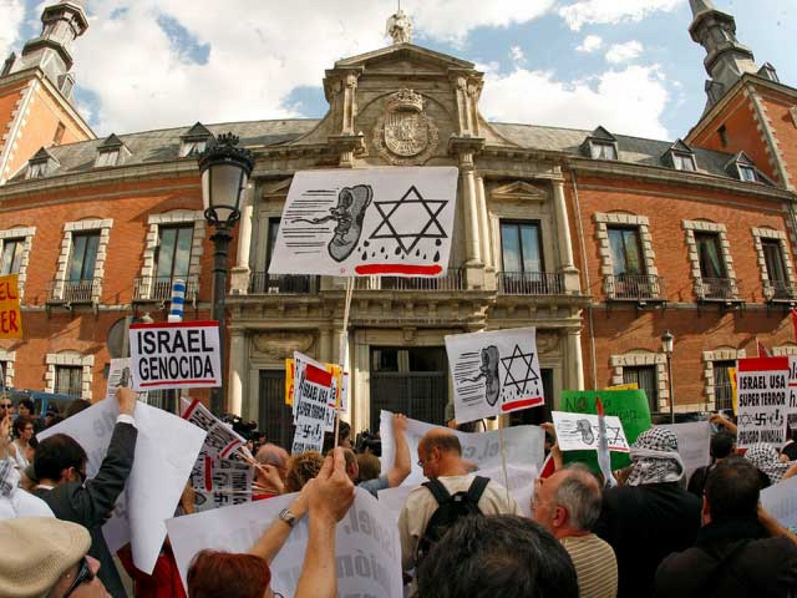 Concentración en Madrid frente al Ministerio de Asuntos Exteriores en contra de Israel