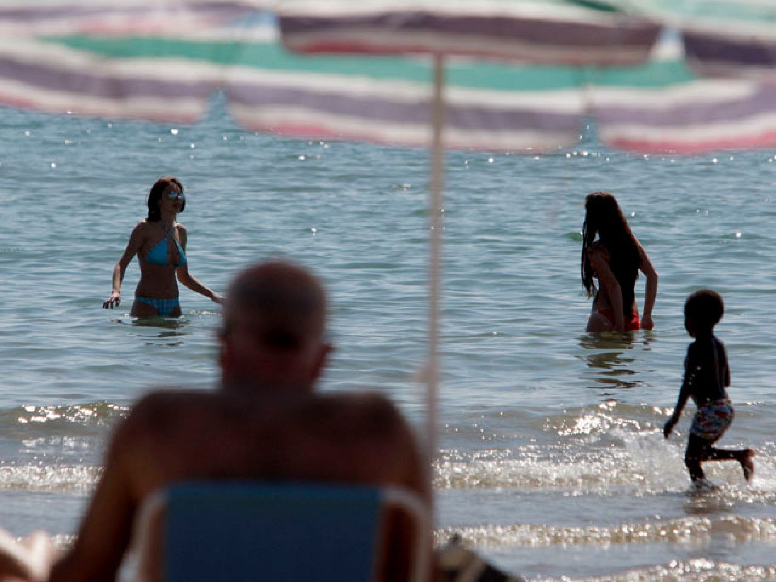 Las altas temperaturas de estos últimos días han lanzado a miles de ciudadanos a las playas