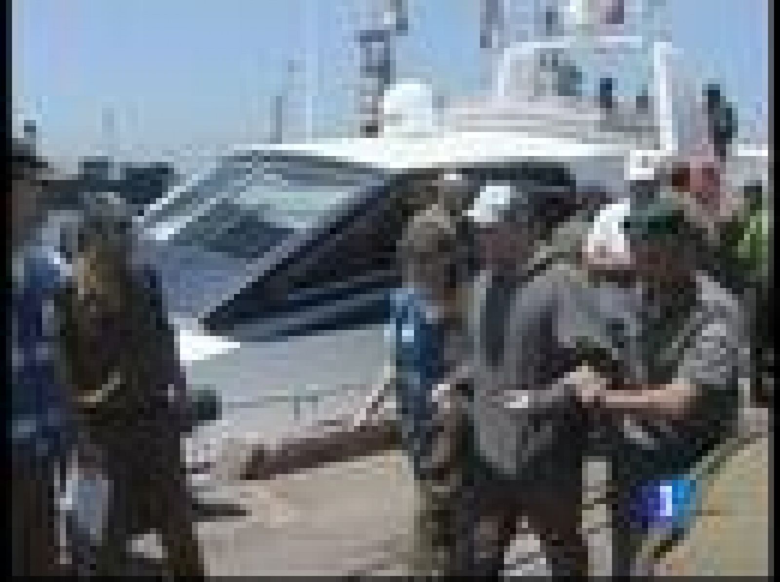 Hay mucha confusión todavía sobre lo que ocurrió, sobre el estado de los heridos y sus nacionalidades. Lo que sí se sabe es que hay un nuevo barco con ayuda humanitaria a punto de llegar.Israel ha obligado a desembarcar a muchos activistas.