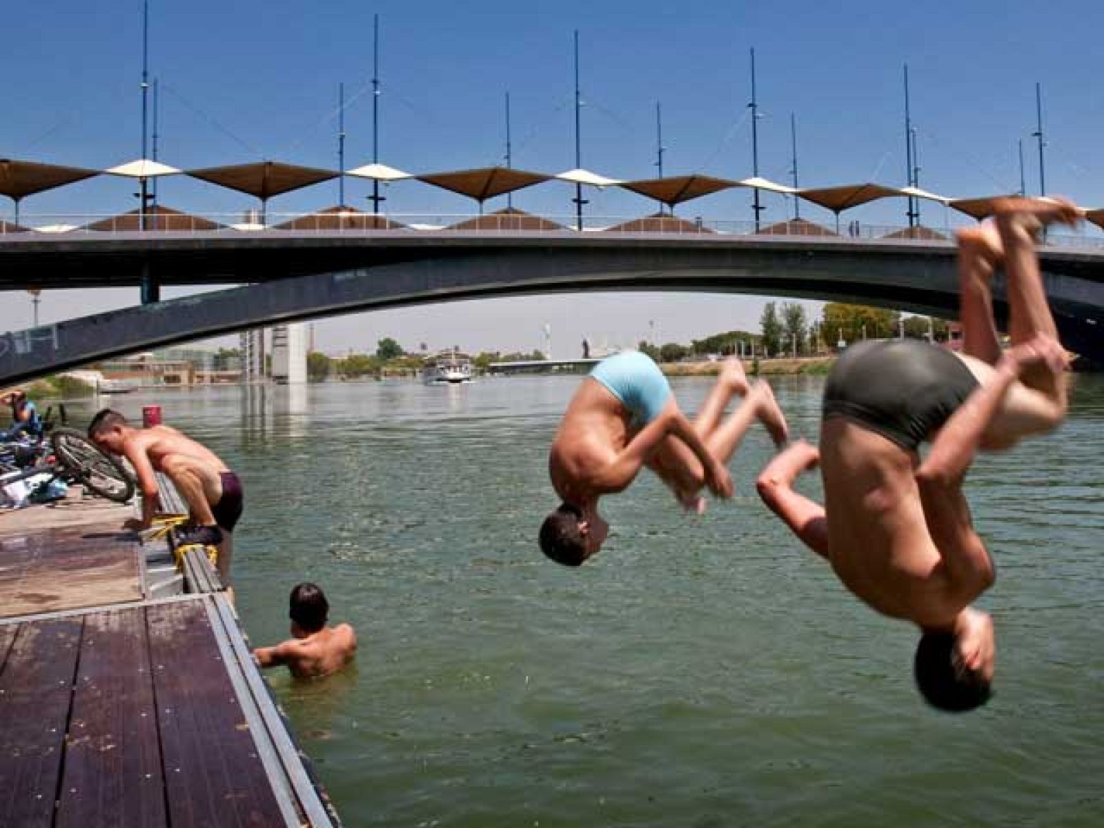 Las máximas rondarán hoy los 30 grados en la mayor parte de la península, salvo en el tercio norte. El calor será especialmente intenso en Andalucía. Y en lugares como Sevilla, alcanzarán los 38 grados.