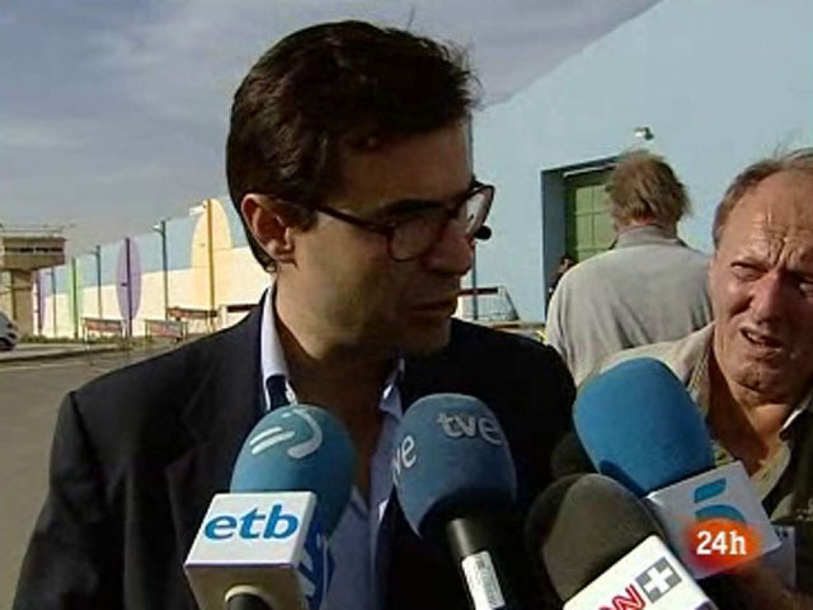 El ministro consejero de la Embajada española en Tel Aviv visita a los tres españoles detenidos | Ver