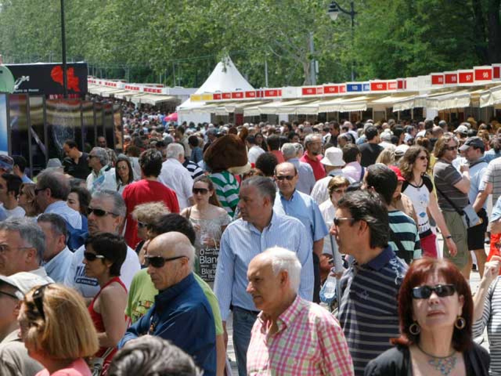 Paseamos por la Feria del Libro para hacer una particular biblioteca de libros preferidos | Ver