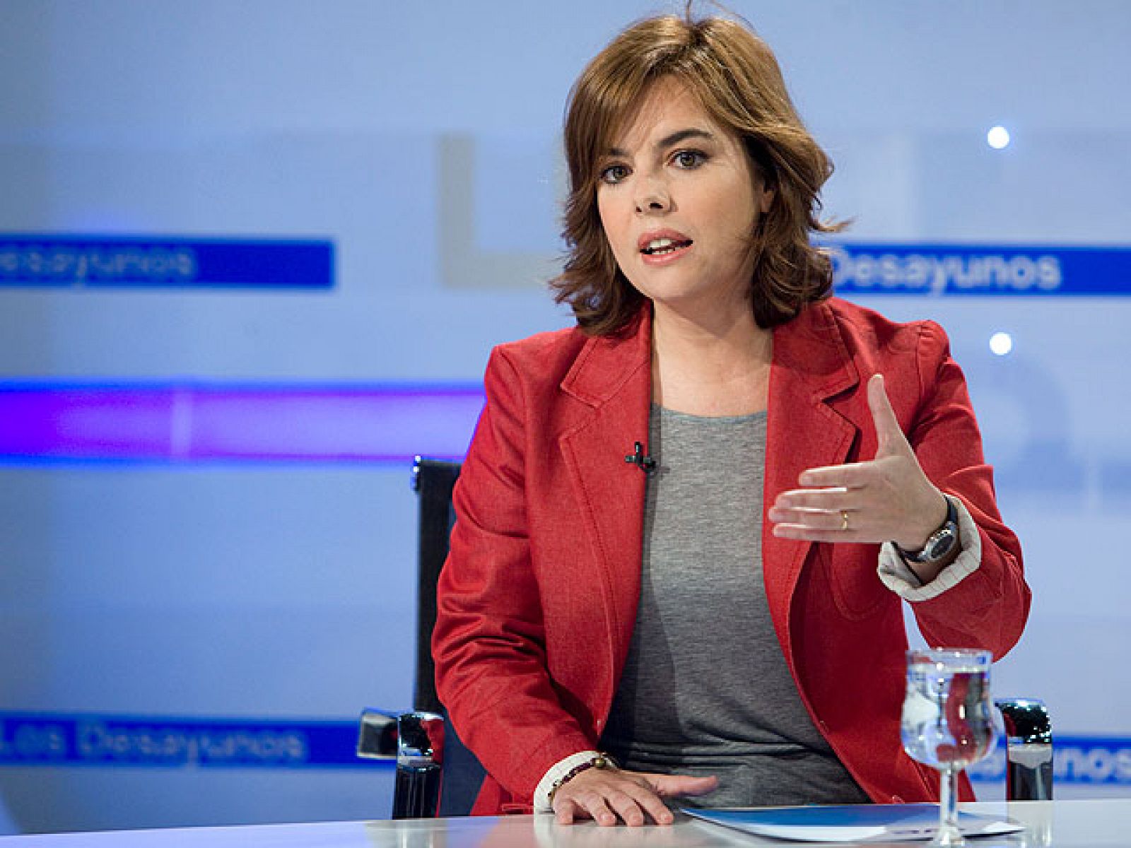 Desayunos - Sáenz de Santamaría ve a Zapatero "sin coraje para subir montañas" y hacer reformas - Los desayunos | Ver