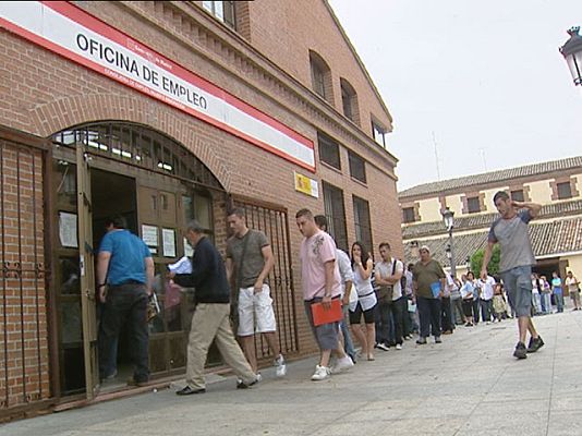  - 76.000 desempleados menos