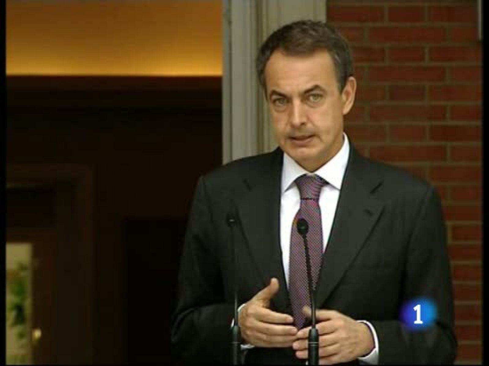 De los datos del paro ha hablado el presidente del Gobierno . Lo ha hecho  relacionándolos con la reforma laboral para la que Zapatero ha fijado una fecha de aprobación, el próximo día 16. 