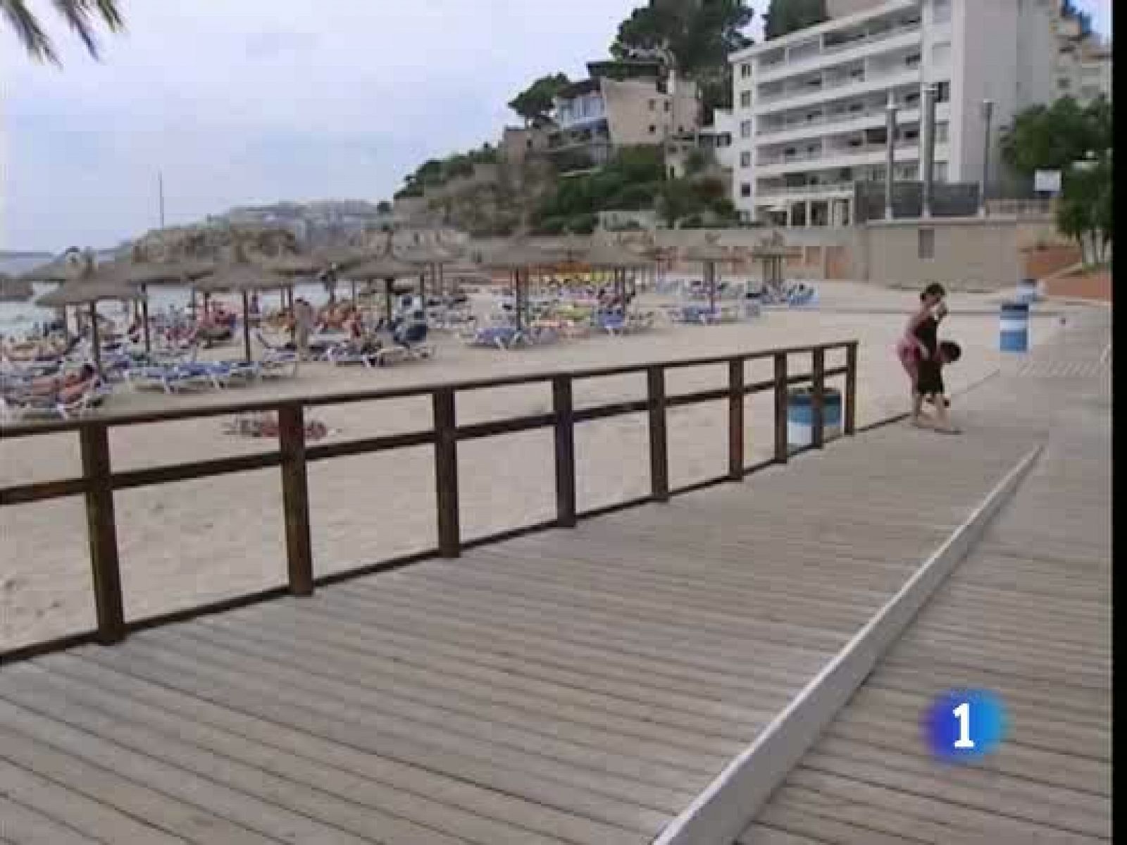 605 banderas azules ondearán este año en las playas españolas, 34 más que el año pasado