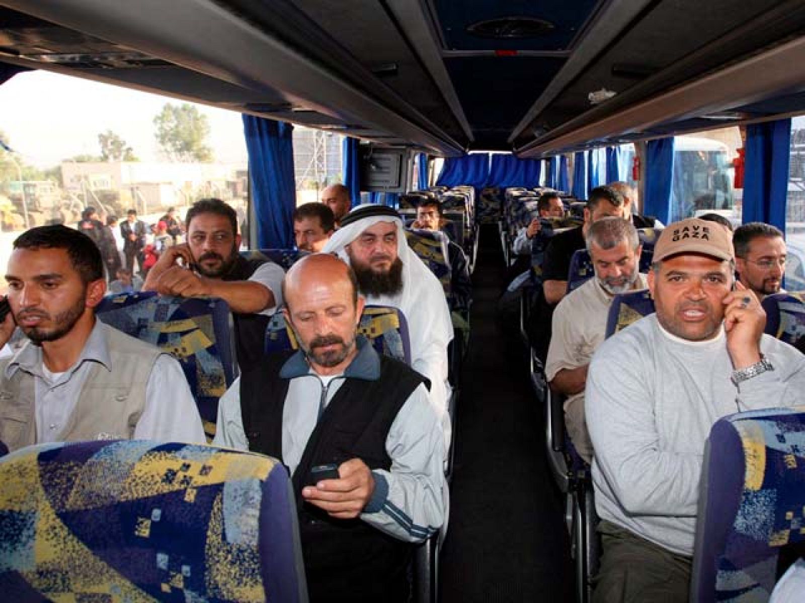 Entre ellos se encuentran los tres españoles, Laura Arau, David Segarra y Manuel Tapial. Por el momento, sólo ha salido un pequeño avión con heridos.