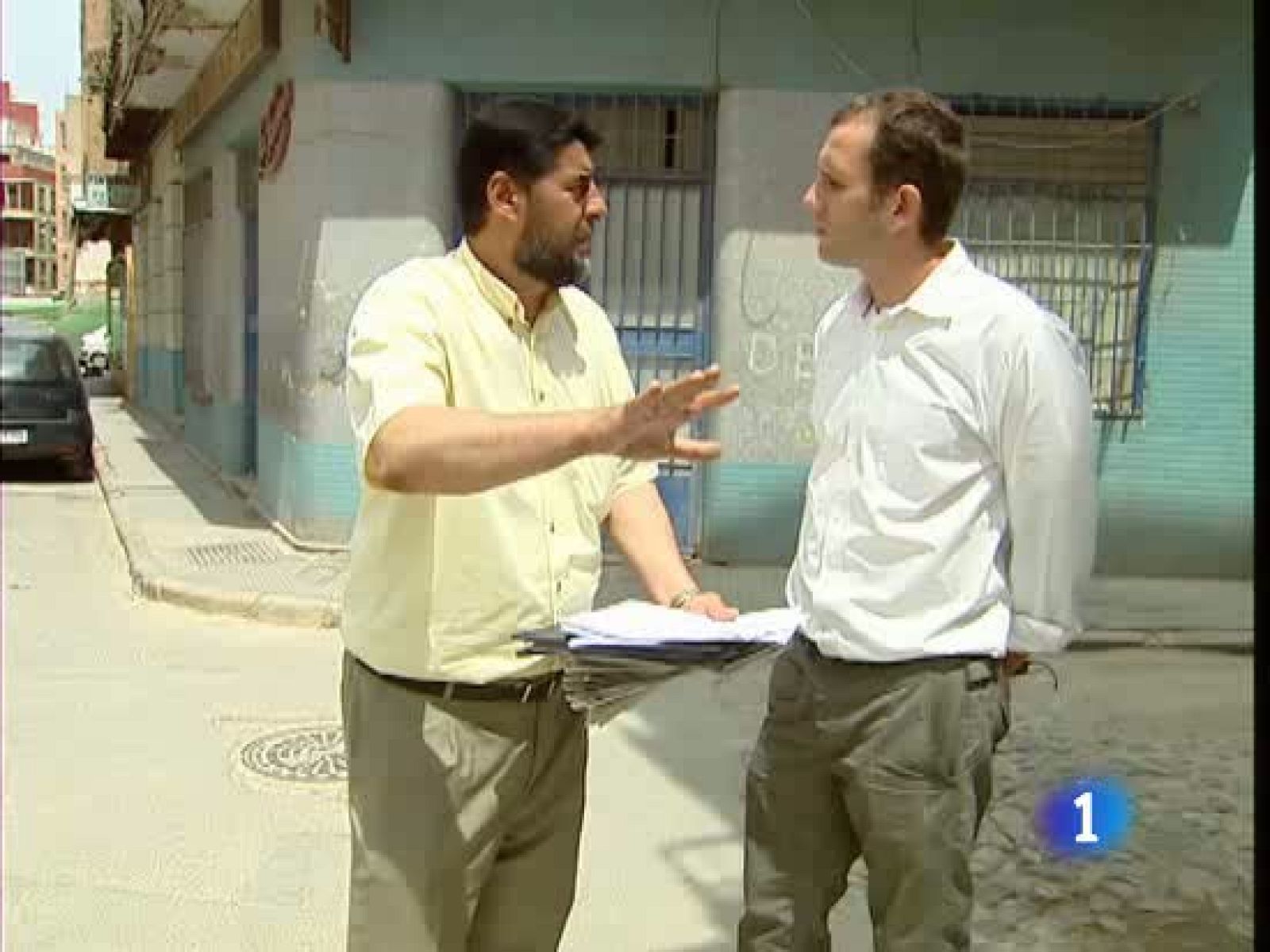 Aseguran que se pone en la puerta de los locales frecuentados por prostitutas y clientes para intimidar a quienes pretenden entrar. Él lo ha negado todo.