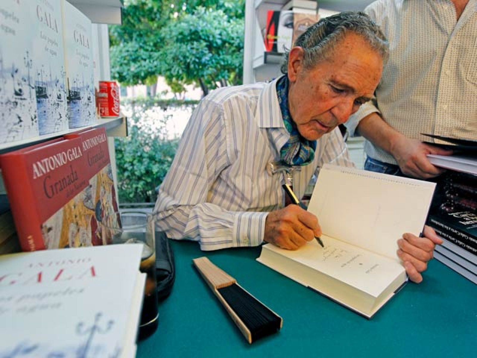 Hemos estado en la Feria del Libro de Madrid con Antonio Gala | Ver