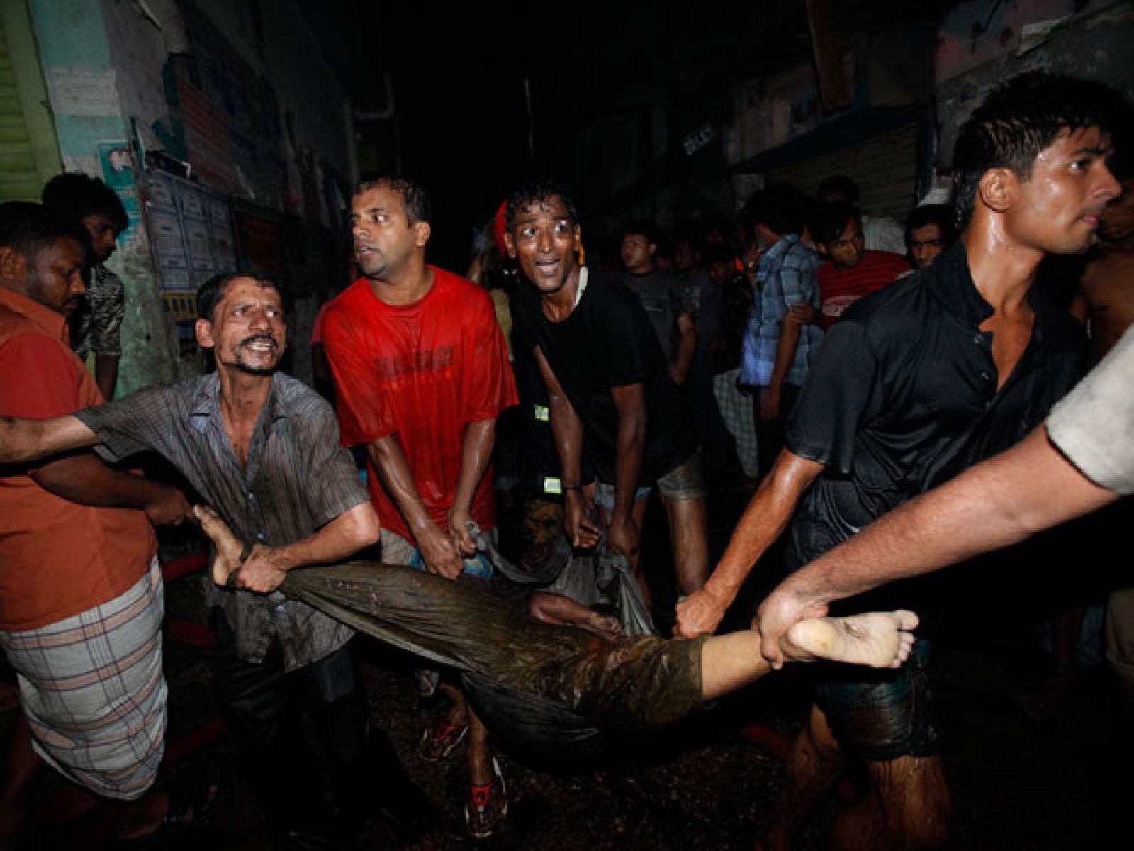 Más de 100 personas han resultado heridas. El fuego, causado por un problema eléctrico, se ha extendido en siete edificios del centro de Dhaka.