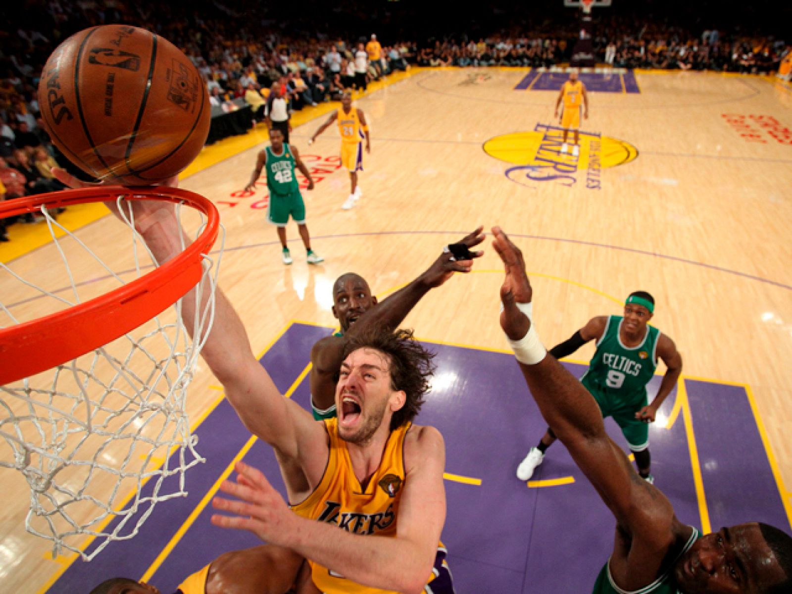 Los Lakers de Gasol han tomado ventaja en la final de la NBA ante los Celtics, tras llevarse el primer partido de la serie.