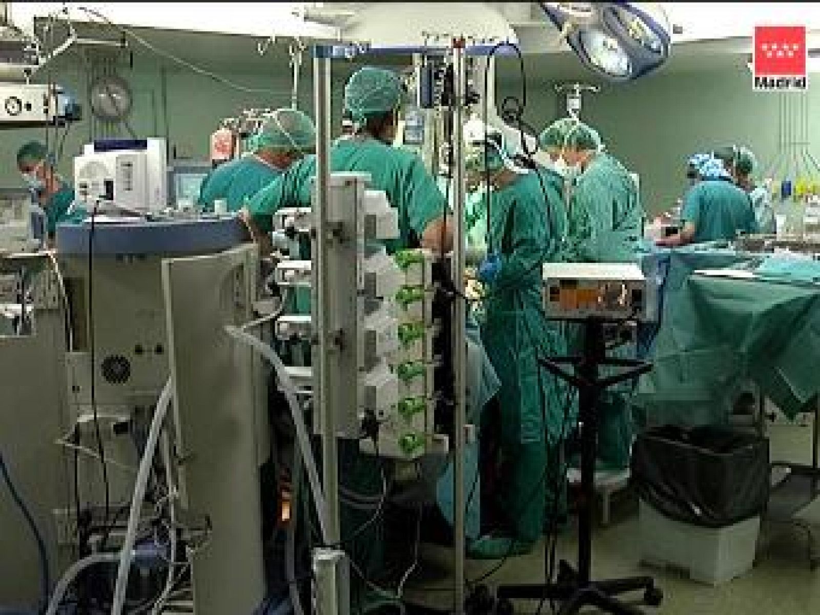 Una bomba artificial le ha dado la vida. Un corazón que ha reemplazado al suyo, enfermo y con el que ya no podía vivir más. Un bebé de ocho meses pesa apenas cinco kilos y sufre una enfermedad que impide que su corazón bombee la sangre suficiente. Han sido los cirujanos de La Paz quienes han logrado implantarle un corazón artificial. Con él se ganará tiempo hasta encontrar un donante para un transplante.-- Un total de 570 efectivos del Cuerpo de Bomberos de la Comunidad de Madrid, el Summa 112, Guardia Civil, Policía Local y Protección Civil velarán por la seguridad ciudadana durante la celebración del festival de música Rock in Rio que se celebrará en Arganda del Rey los días 4, 5, 6, 11 y 14 de junio.-- La Fiscalía Provincial decidirá si se han cometido irregularidades en la construcción de un campo de golf en Alcalá de Henares. Ecologistas en Acción denunció las obras porque, según ellos, se estaban utilizando terrenos protegidos.