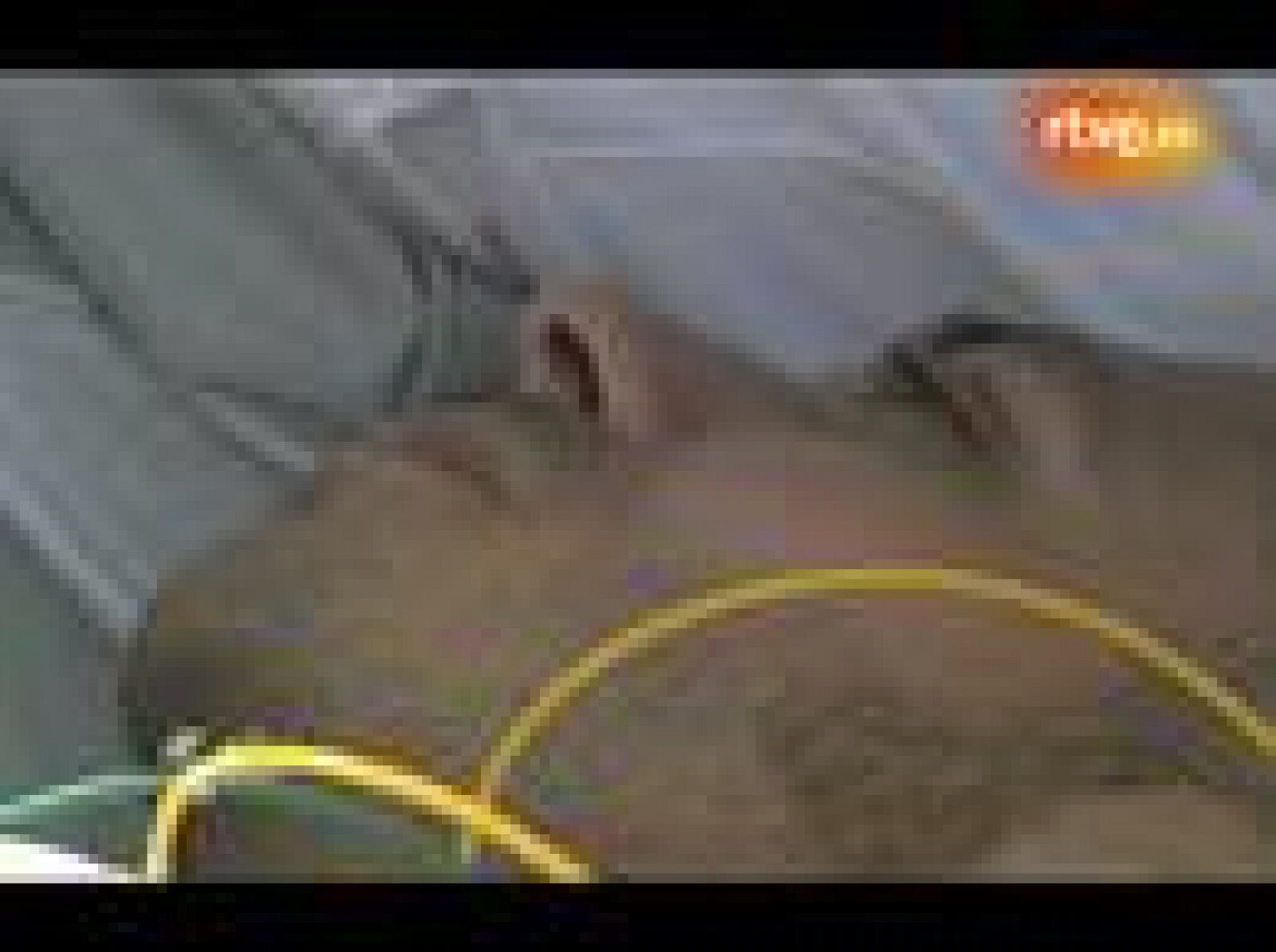 Una de las cámaras de seguridad del circuito de Mugello ha logrado captar la caída de Valentino Rossi. Por otro lado, su máximo rival, Jorge Lorenzo, ha lamentado la caída de Valentino ya que es un palo para el motociclismo y desea una rápida vuelta