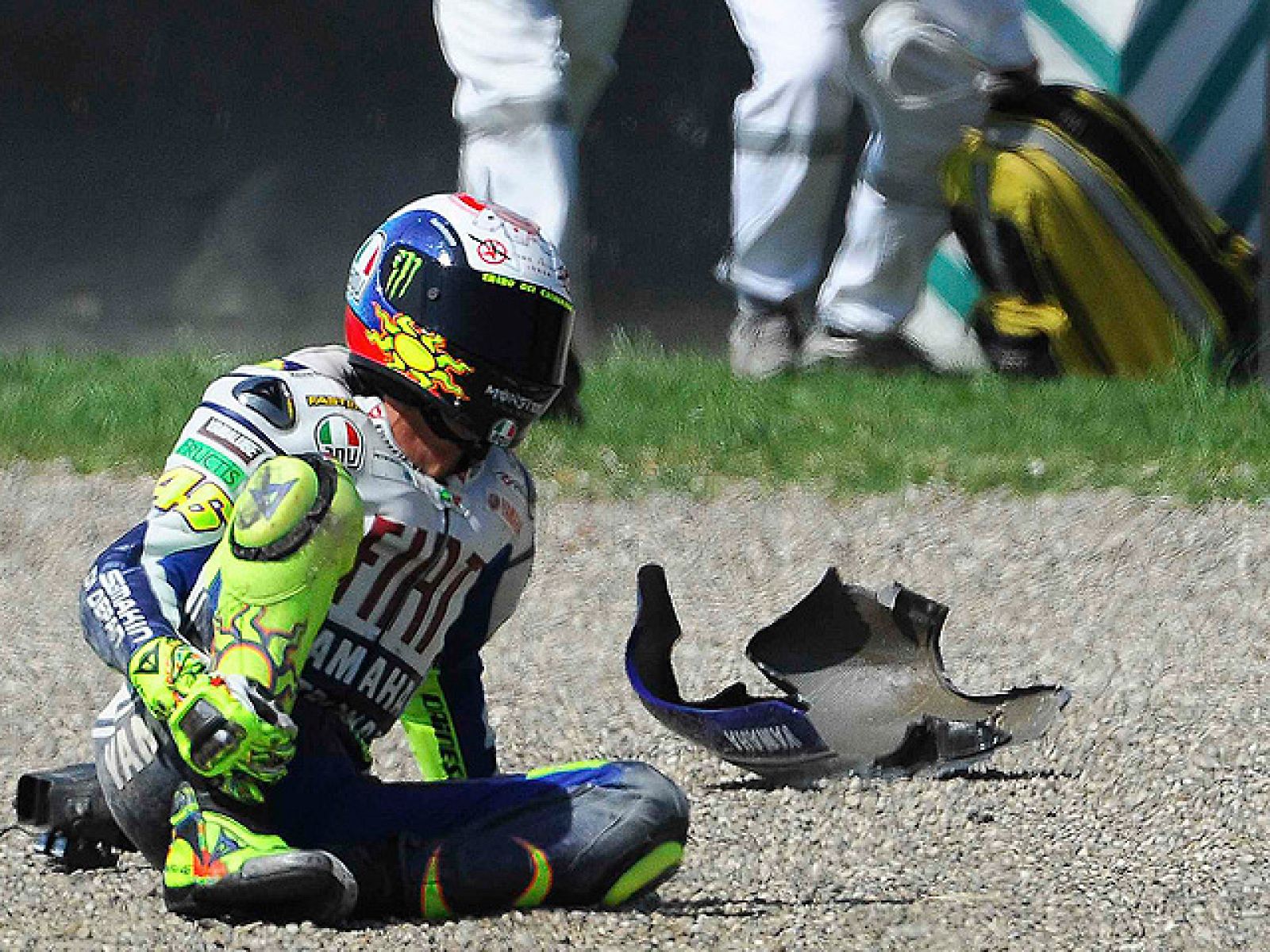  Una de las cámaras de seguridad del circuito de Mugello ha logrado captar la caída de Valentino Rossi. Por otro lado, su máximo rival, Jorge Lorenzo, ha lamentado la caída de Valentino ya que es un palo para el motociclismo y desea una rápida vuelta