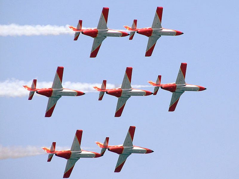 La Patrulla 'Águla', el grupo de vuelo acrobático del Ejército del Aire Español, cumple 25 años de exhibiciones.