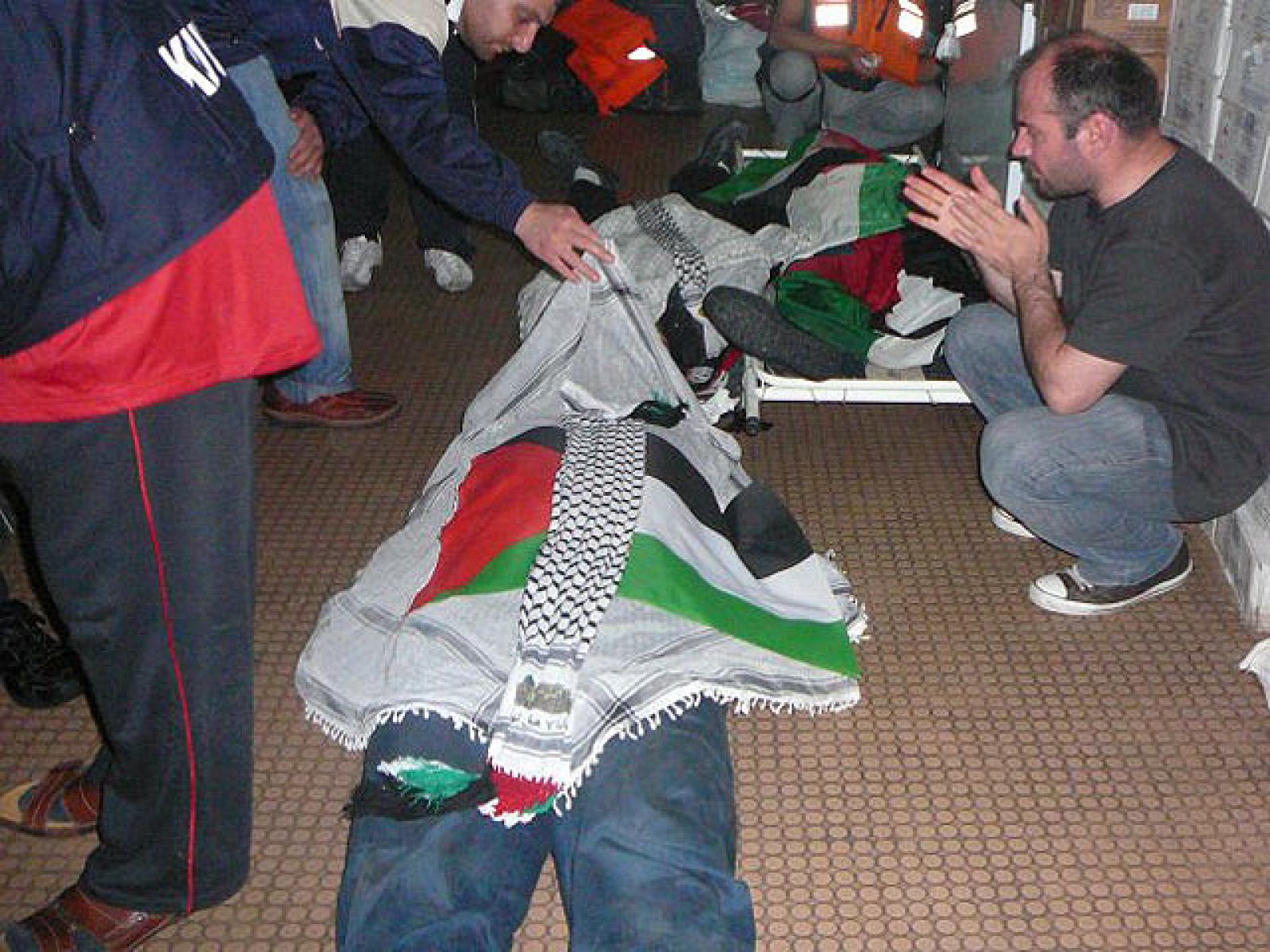 Manuel Tapial, uno de los activistas españoles que viajaba a bordo en la 'Flotilla de la libertad', ha colgado en su perfil abierto de Facebook fotos de gran crudeza del ataque del Ejército israelí.