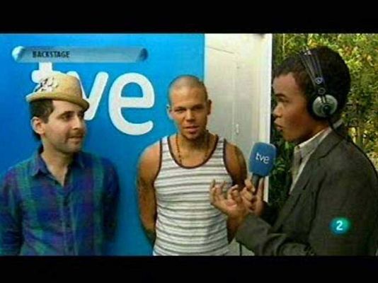  - Con Calle 13 en el 'backstage'