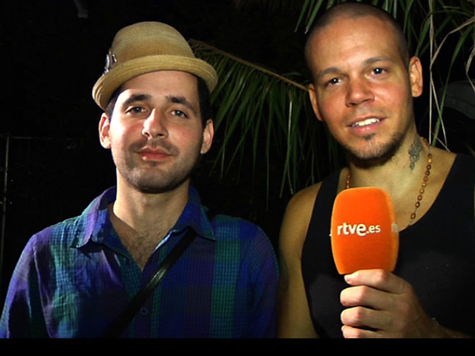Calle 13 titula así su actuación en Rock in Rio Madrid en una entrevista con Sara Núñez de Arenas (imagen: Rodrigo Simón). Esta banda, triunfadora en los últimos Grammy Latino, ha enfebrecido al público con sus letras, de una fuerte crítica social, en las que no ha faltado la condena a la reciente ley de inmigración aprobada en Arizona (Estados Unidos).