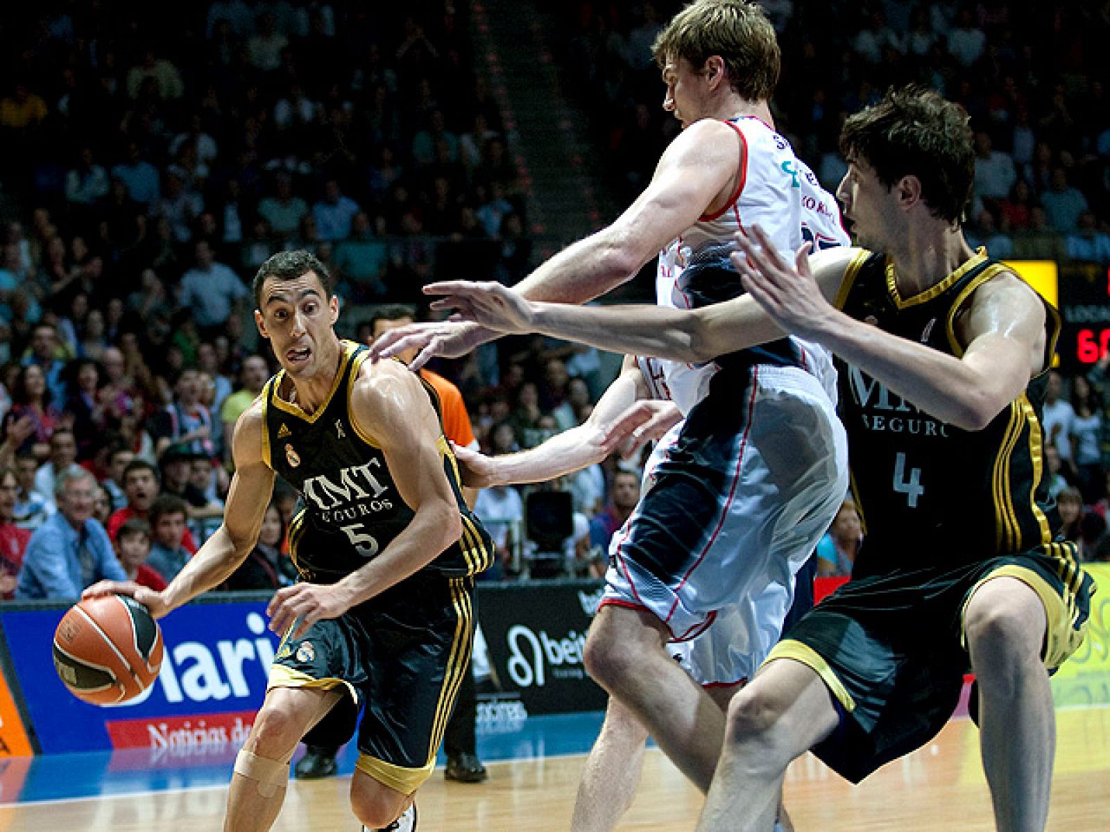 El Caja Laboral ha conseguido su billete a la final de la ACB al derrotar al Real Madrid en el quinto partido de la serie por 64-56.