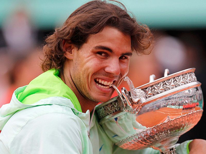 El tenista español Rafa Nadal ha ganado su quinto título de Roland Garros al derrotar en tres sets a Robin Soderling por 6-4, 6-2 y 6-4.