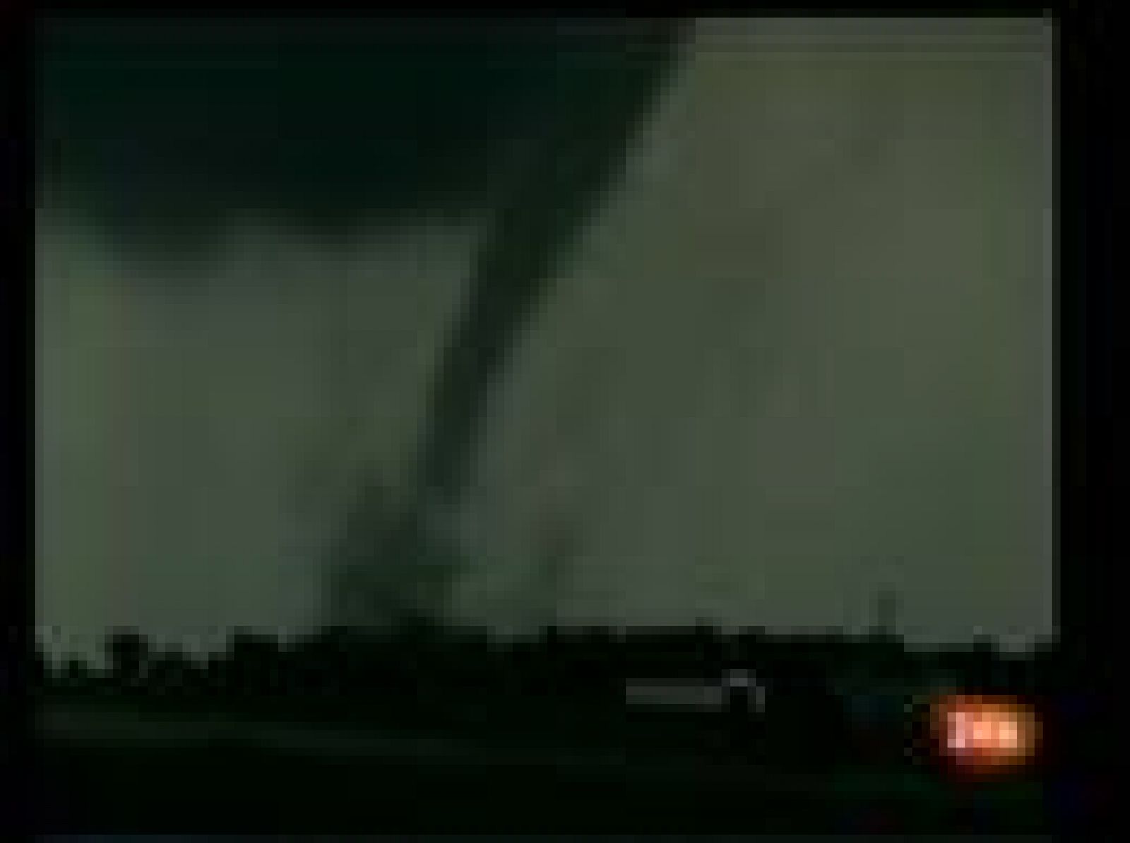  El paso de un devastador tornado en Estados Unidos ha dejado al menos siete muertos en Ohio, en la región de los Grandes Lagos. Destrozos en la pared de una central nuclear de Míchigan han provocado la parada inmediata de la planta.