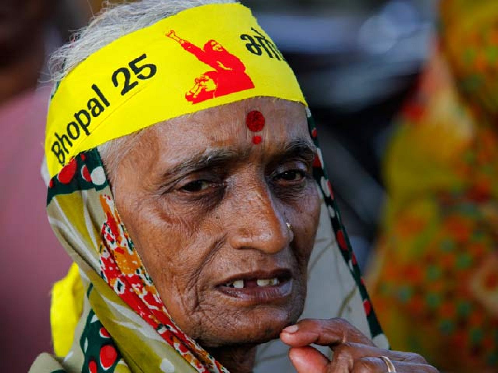 Ocho personas han sido condenadas a dos años de cárcel cada una por la tragedia de Bhopal, en la que murieron decenas de miles de personas. La sentencia se produje más de 25 años después de producirse el escape tóxico de la planta de la compañía Uni