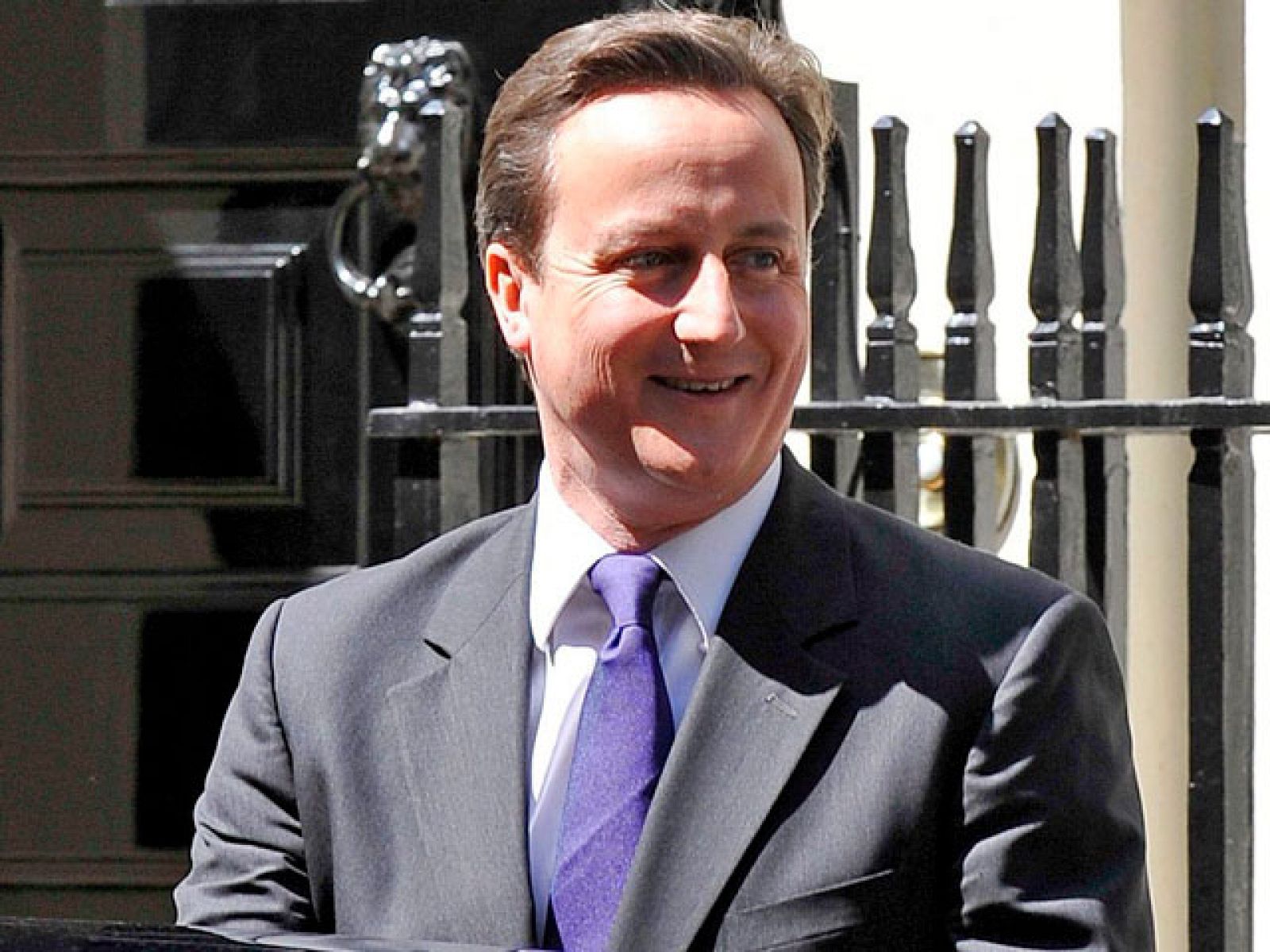 Cameron asegura que el déficit británico es mayor de lo estimado