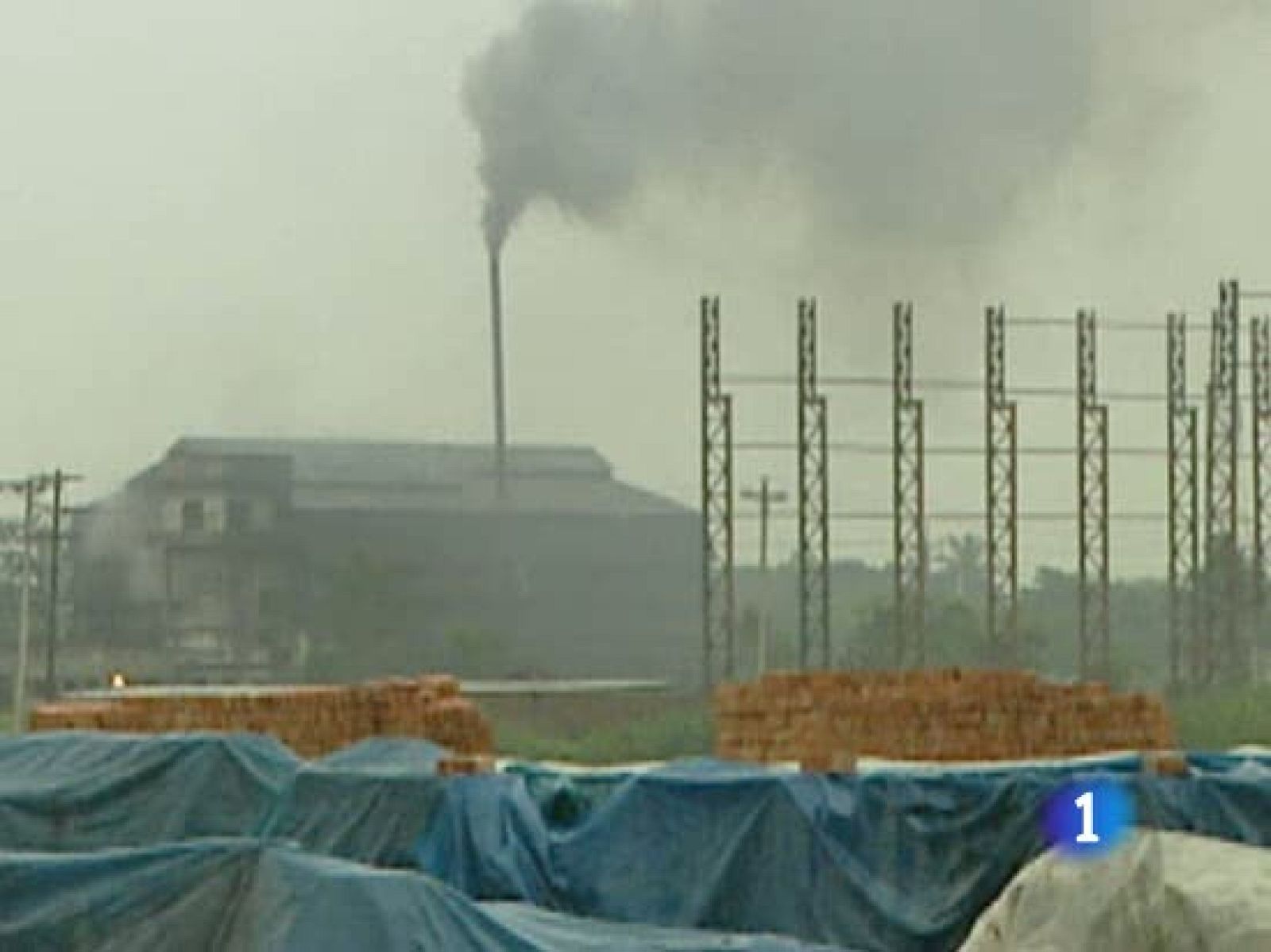 La Unión Europea está desarrollando en Dhaka varios proyectos para ayudar a mitigar los efectos del calentamiento y reducir la emisión de CO2 a la atmósfera. Un equipo de TVE ha estado en las fábricas de ladrillo donde se lleva a cabo uno de esos proyectos.