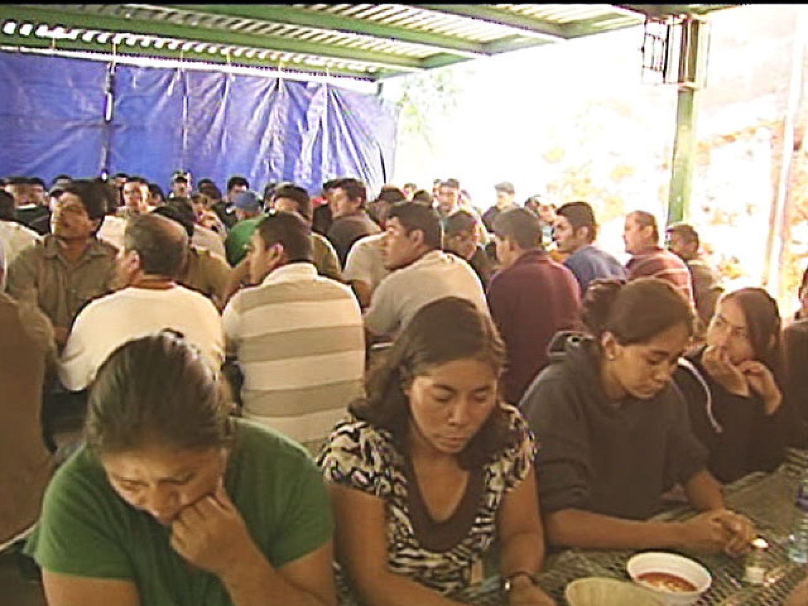 Miles de inmigrantes que cada día intentan cruzar al otro lado. La Organización de Estados Americanos, reunida hoy en Lima, ha criticado por discriminatoria la ley de Arizona que criminaliza a los inmigrantes sin papeles. 