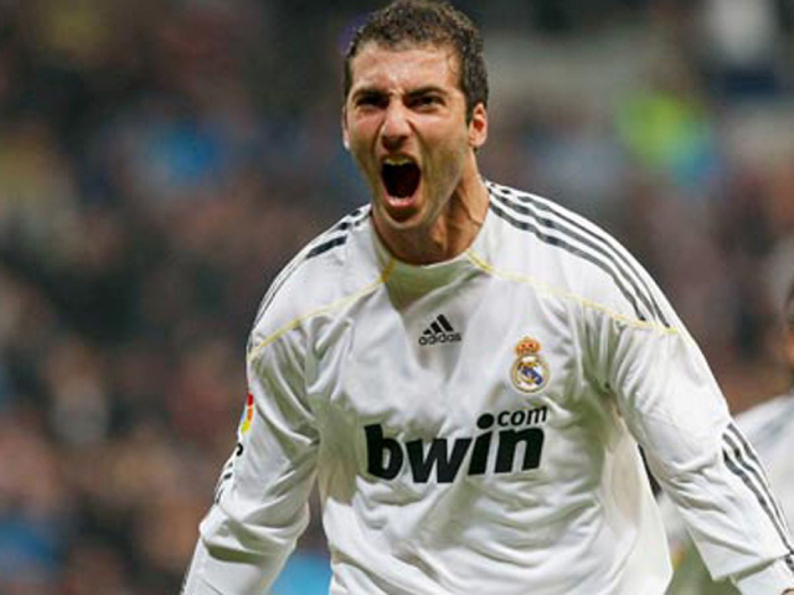 El Real Madrid anunció, a través de su web oficial, haber "alcanzado un acuerdo" con el argentino Gonzalo Higuaín "por el que el jugador quedará vinculado al club hasta junio de 2016".