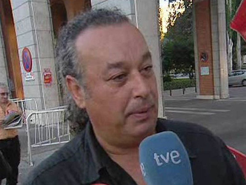  Los sindicatos informan a pie de calle a los funcionarios sobre su derecho a huelga. Consideran que el recorte salarial va a retraer el consumo y, por tanto, el crecimiento. Aseguran que esta medida "no es la solución" para la crisis económica