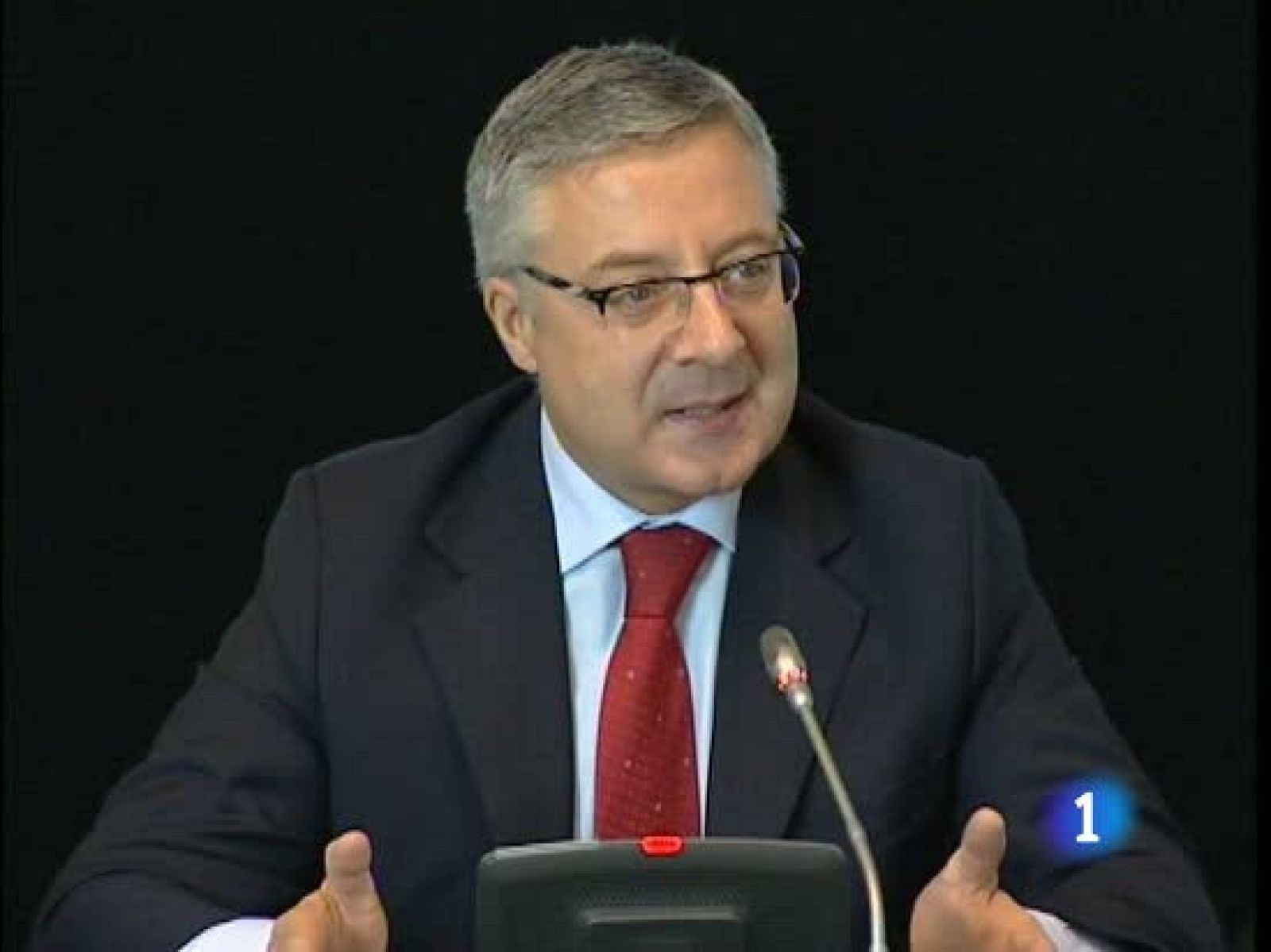 Y que si alguien contribuye a deteriorar la imagen y la economía de España, es el presidente del PP.