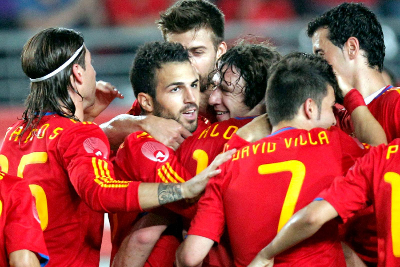 El jugador del Valencia se ha aprovechado de un gran pase de Xavi para anotar el segundo del partido, la jugada la comenzó el 'mago' Iniesta.